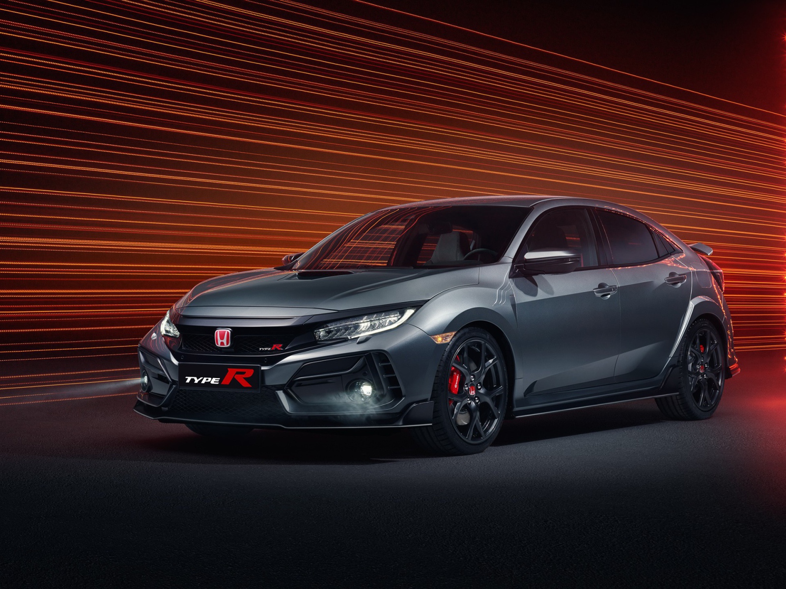 Серебристый автомобиль Honda Civic Type R Sport Line 2020 года на фоне лучей 