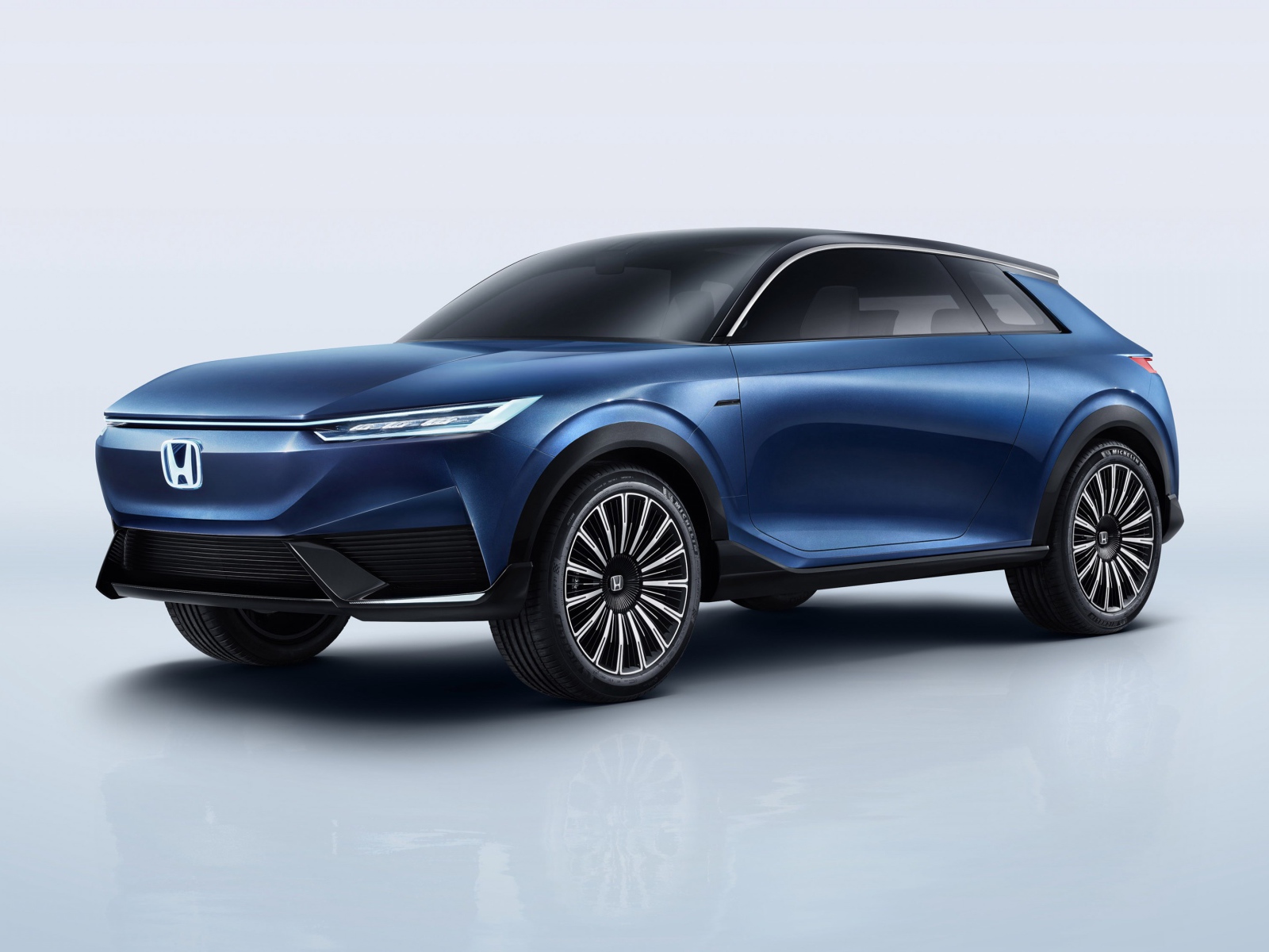 Синий автомобиль Honda SUV Econcept 2020 года на сером фоне