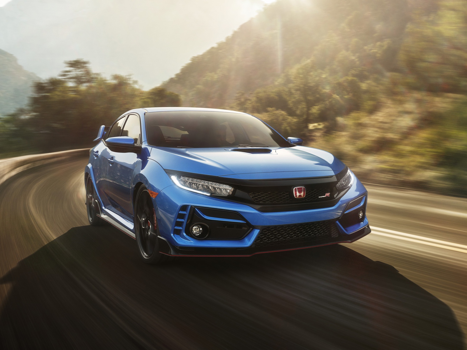 Синий автомобиль  Honda Civic Type R, 2020 года на трассе