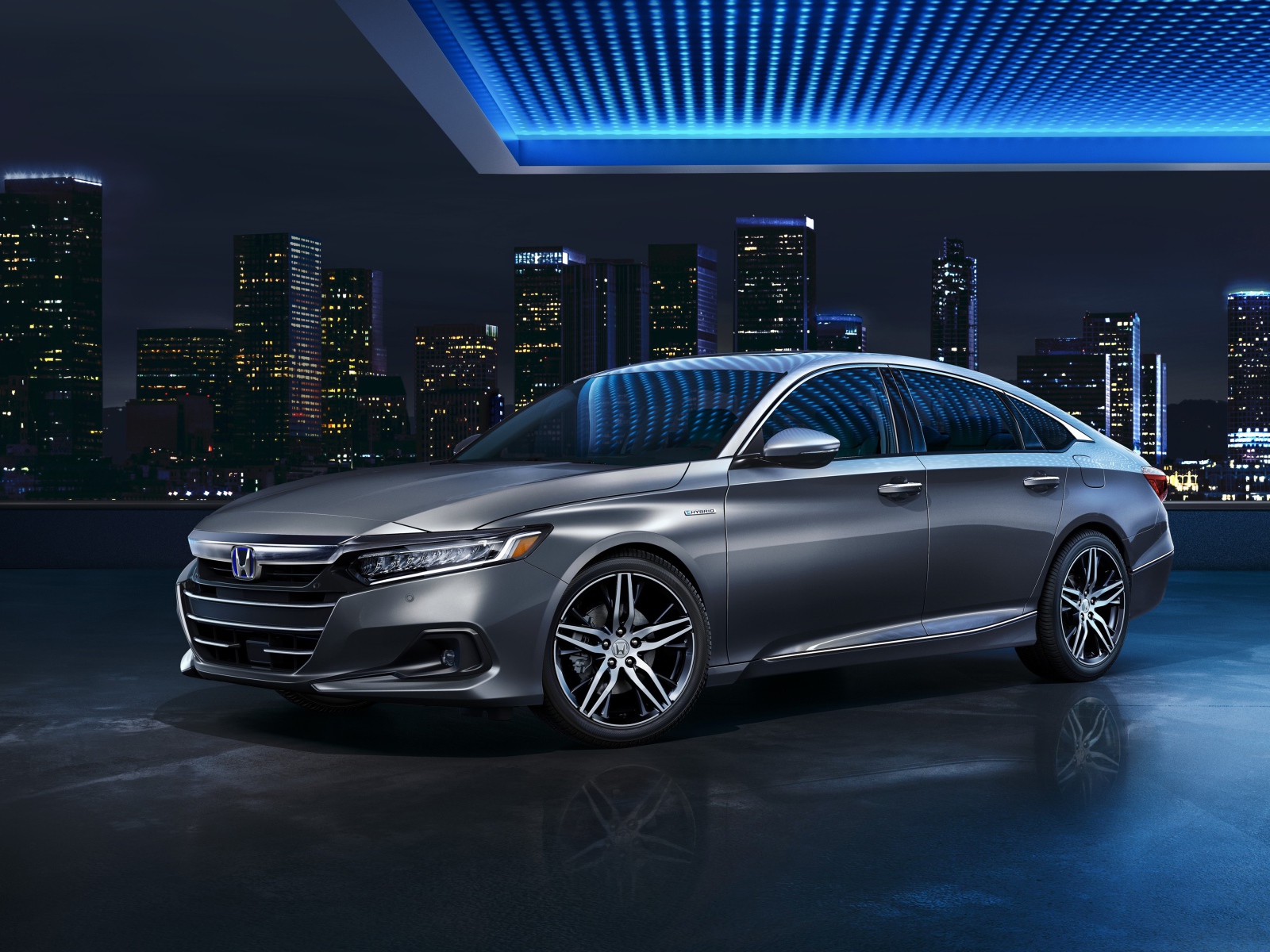 Серебристый автомобиль Honda Accord Touring, 2021 года на фоне мегаполиса