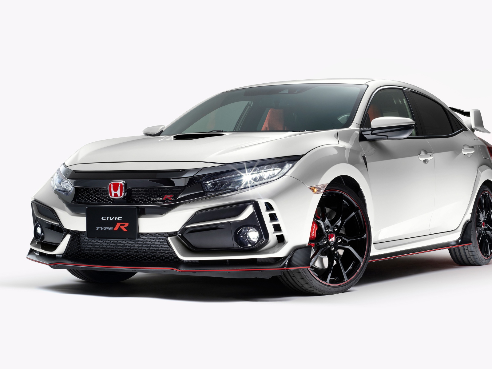 Серебристый автомобиль Honda Civic Type R 2020 года на белом фоне