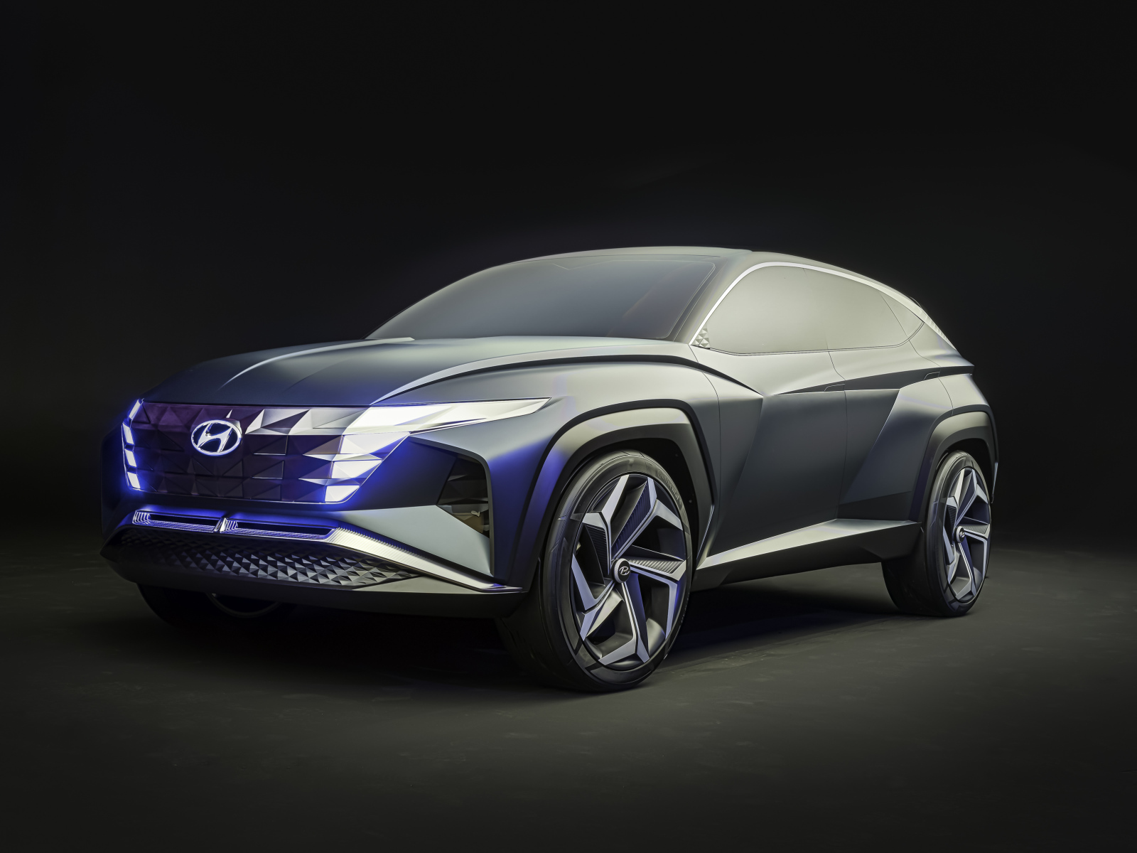 Серебристый автомобиль Hyundai Vision T Concept 2019 года
