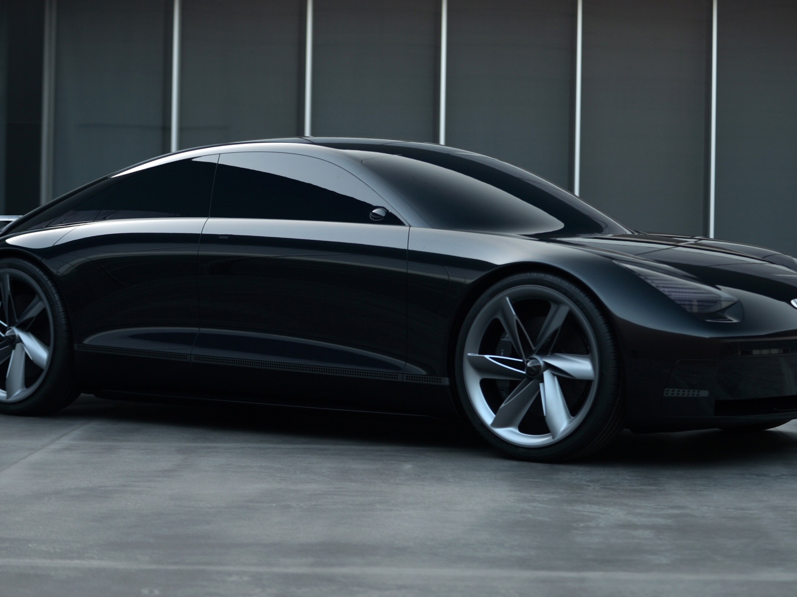 Черный автомобиль Hyundai Prophecy 2020 года вид сбоку 