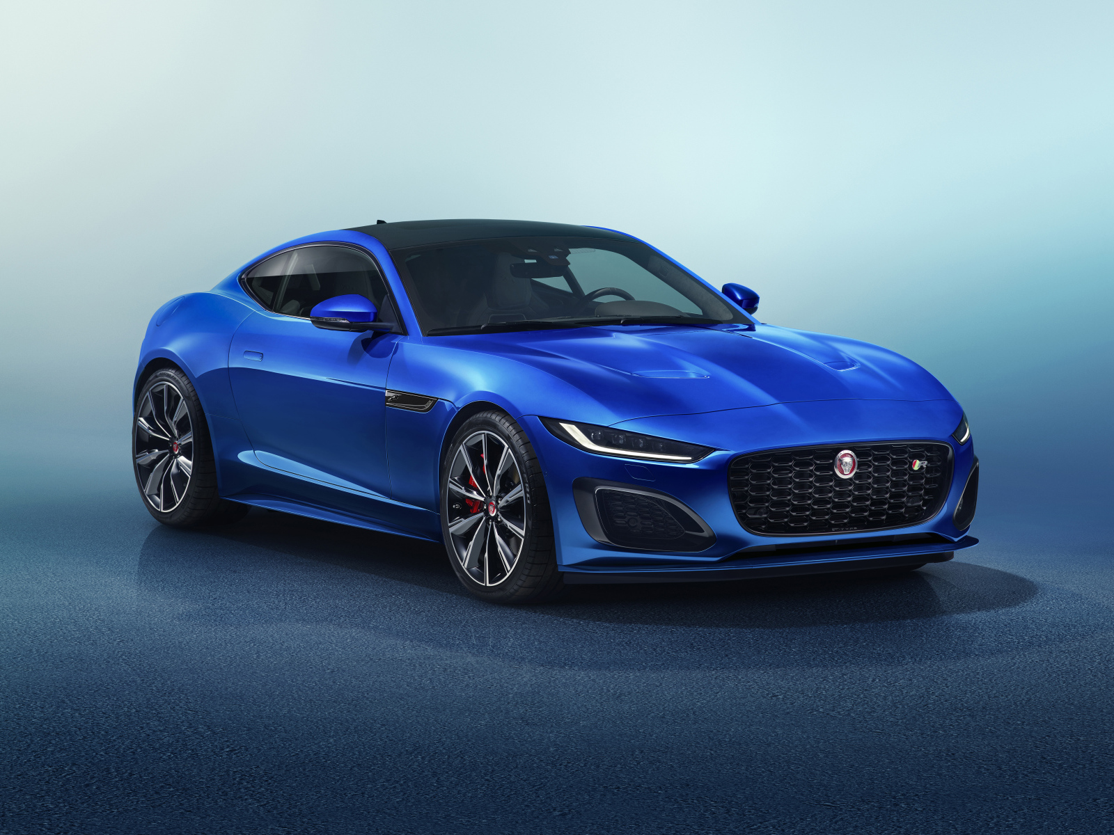 Синий автомобиль Jaguar F-Type R Coupe 2020 года 