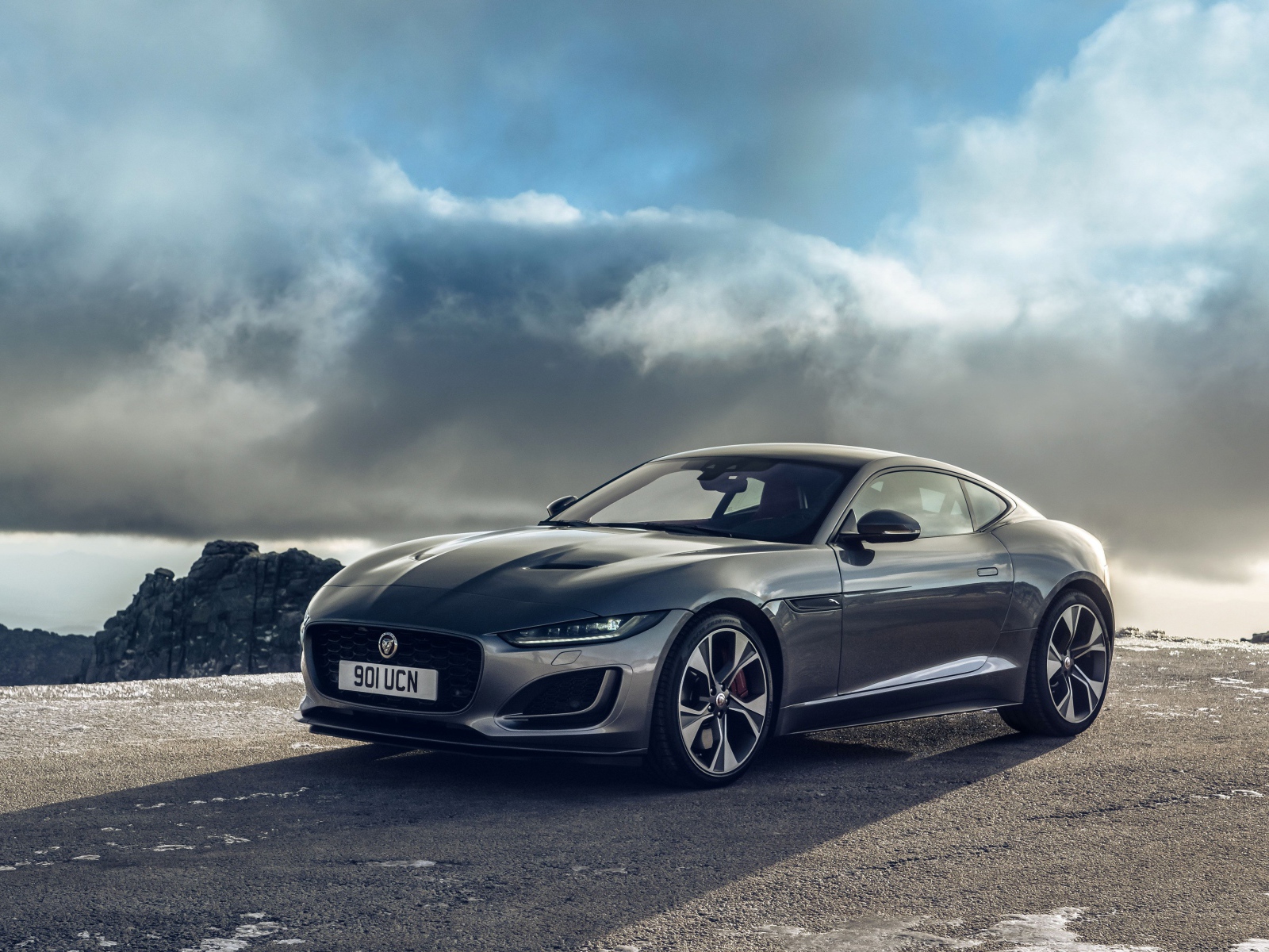 Автомобиль Jaguar F-Type P300 Coupe First Edition 2020 года на фоне облаков