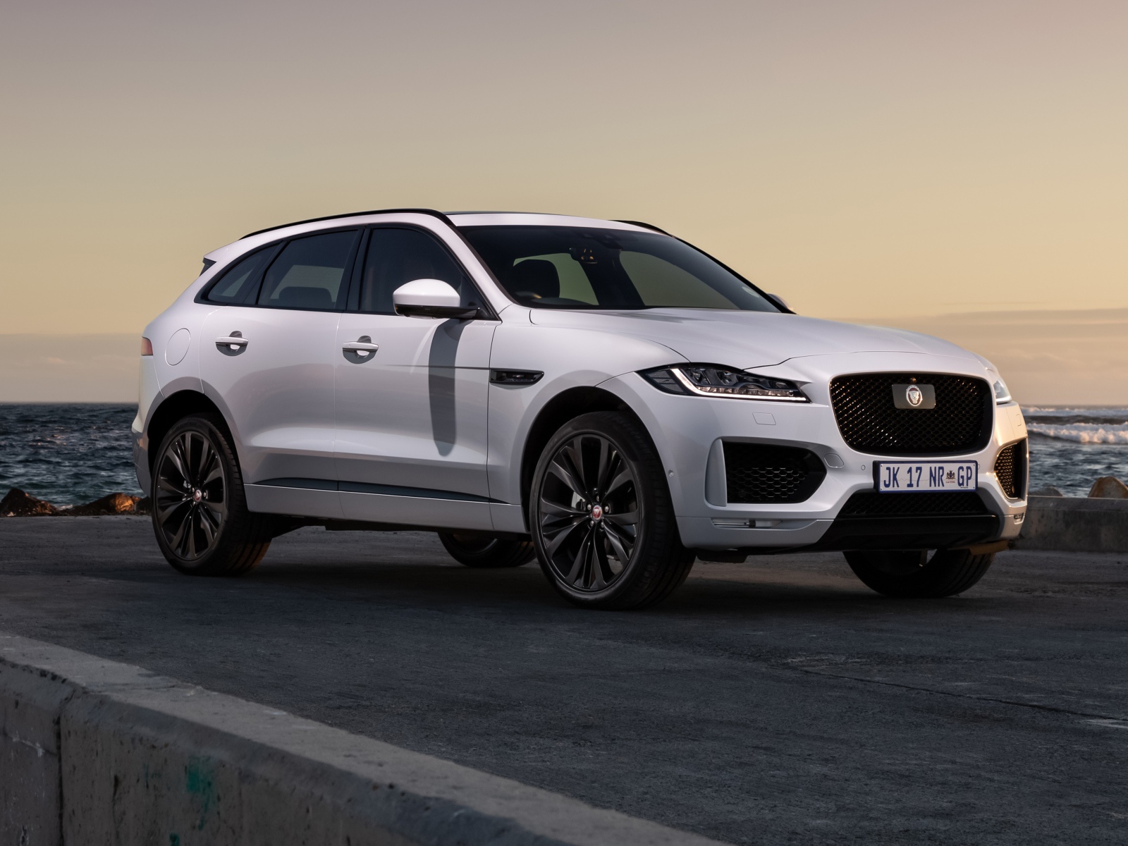 Белый внедорожник Jaguar F-Pace 25d AWD Chequered Flag 2020 года у воды