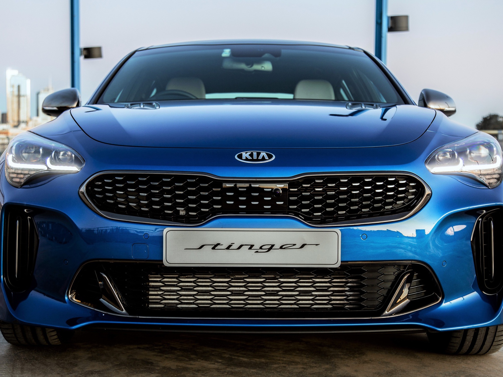 Синий автомобиль Kia Stinger GT Night Sky Edition 2020 года крупным планом