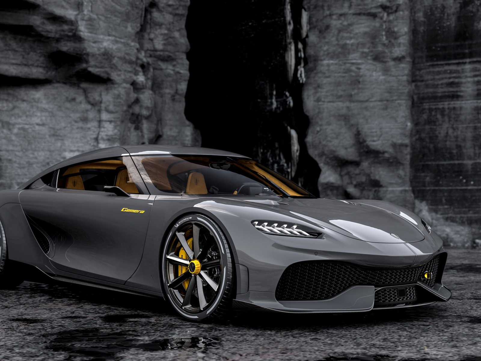 Автомобиль Koenigsegg Gemera 2020 года у высокой стены 