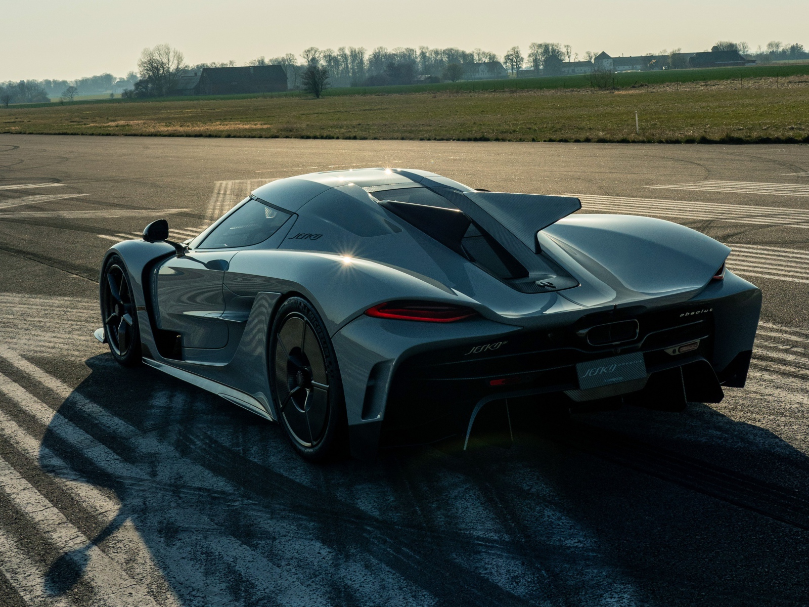 Черный автомобиль Koenigsegg Jesko Absolut 2020 года на трассе 