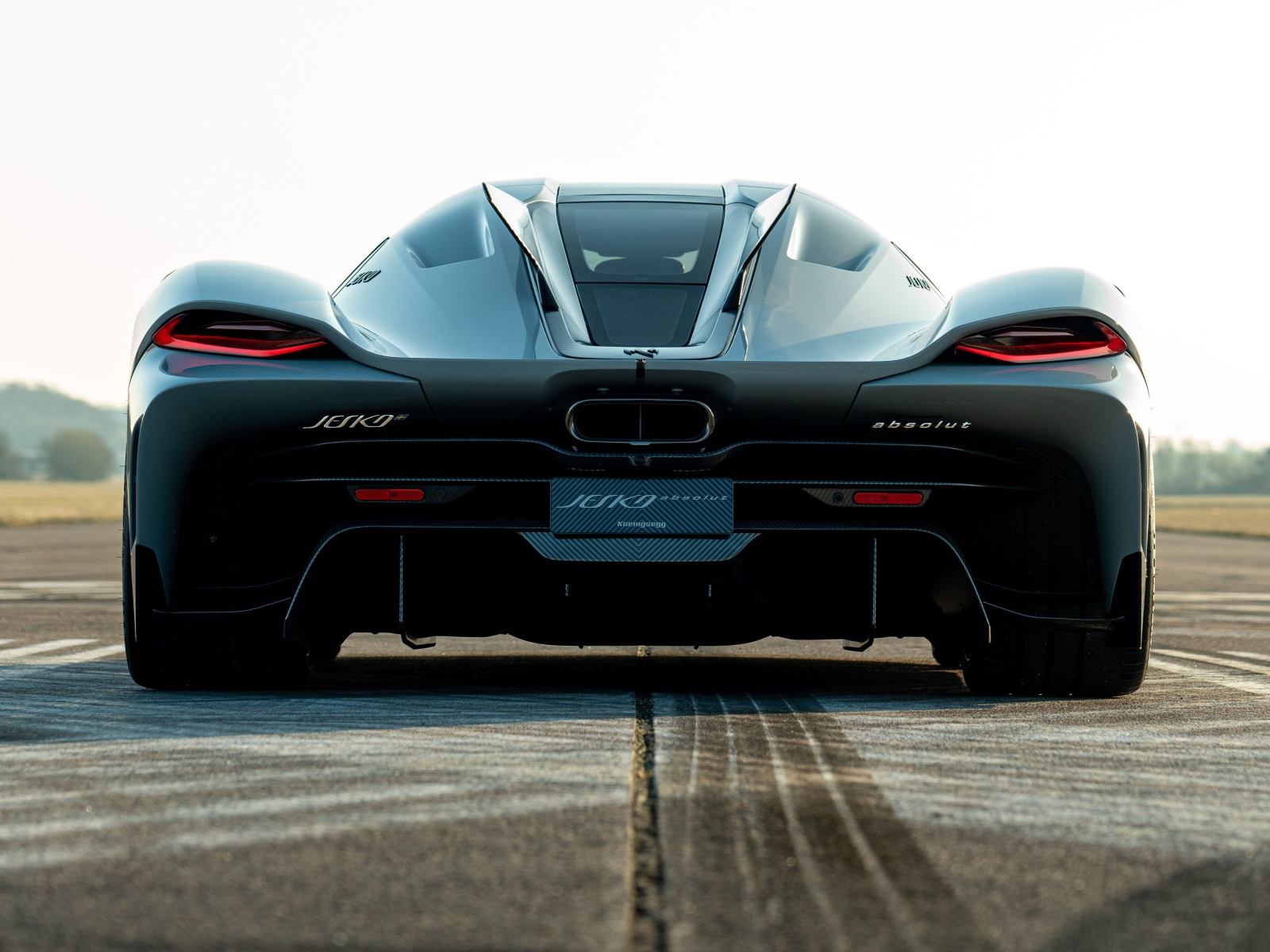 Черный автомобиль Koenigsegg Jesko Absolut 2020 года вид сзади