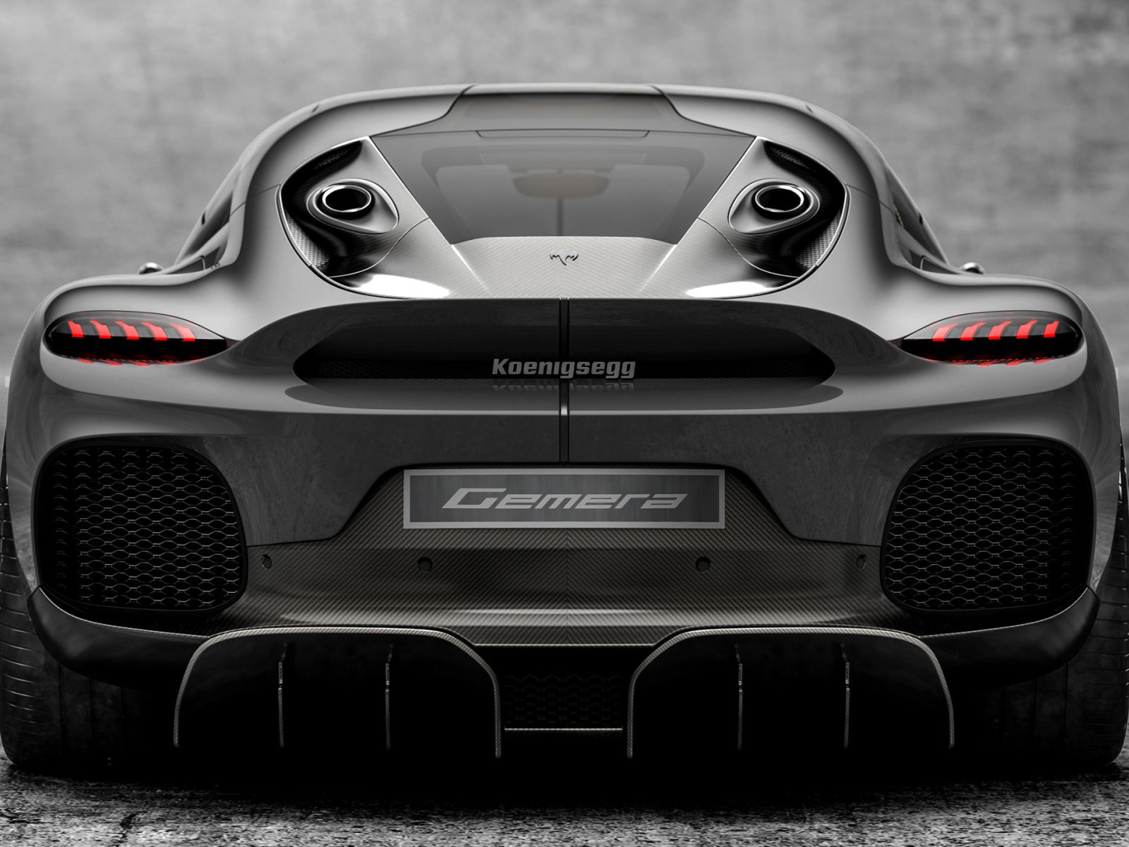 Серебристый автомобиль Koenigsegg Gemera 2020 года вид сзади