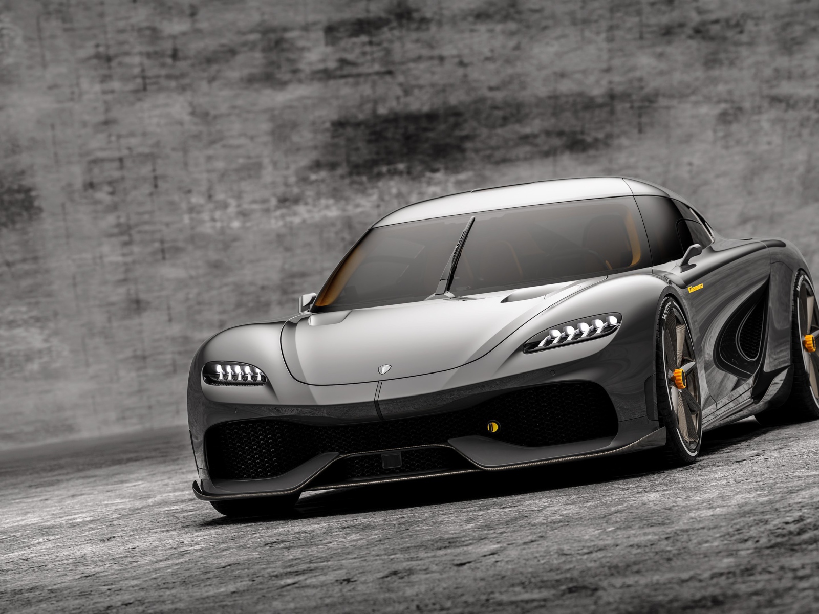 Автомобиль Koenigsegg Gemera 2020 года на сером фоне