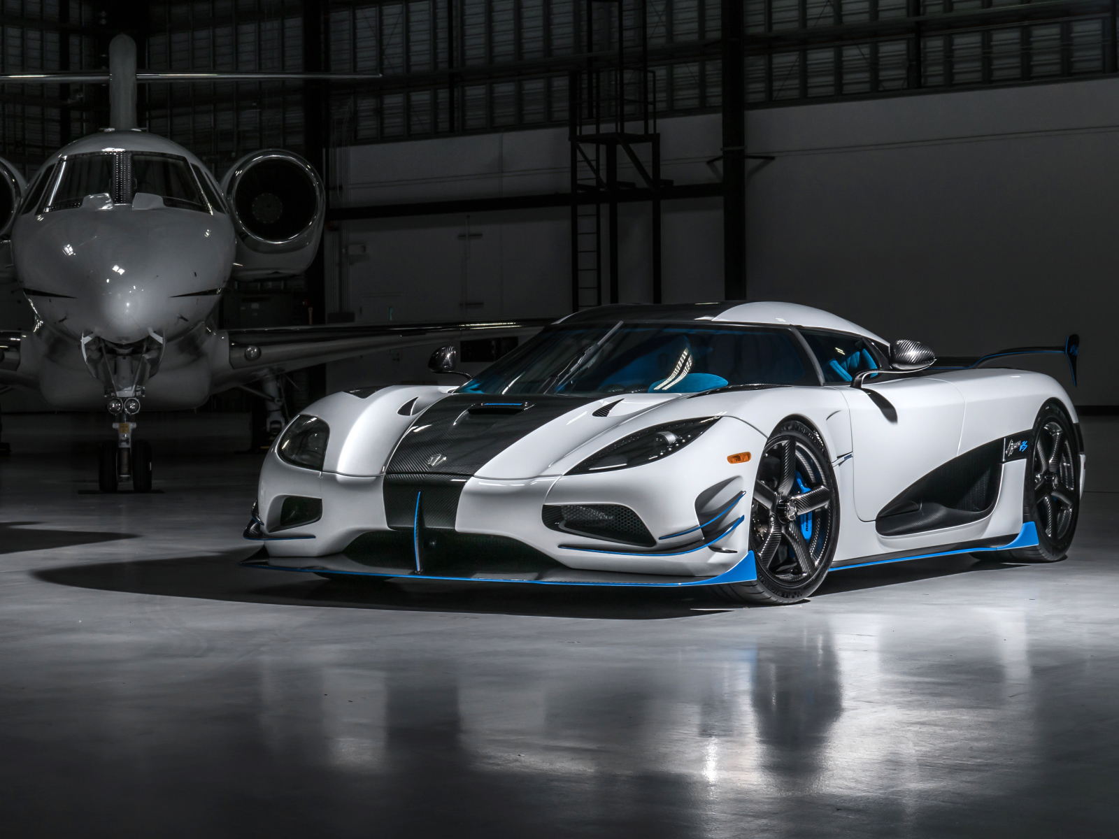 Спортивный автомобиль Koenigsegg Agera RS1 в ангаре