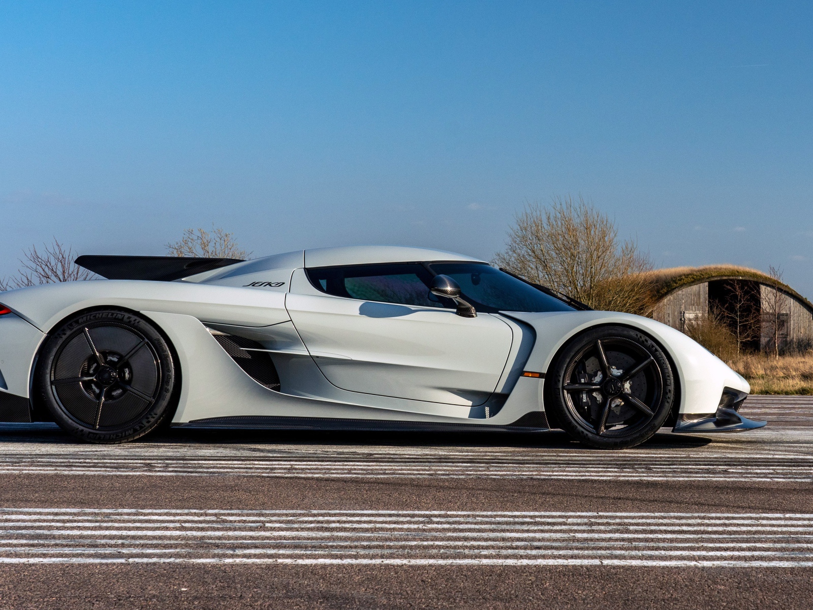 Белый автомобиль Koenigsegg Jesko Absolut 2020 года вид сбоку
