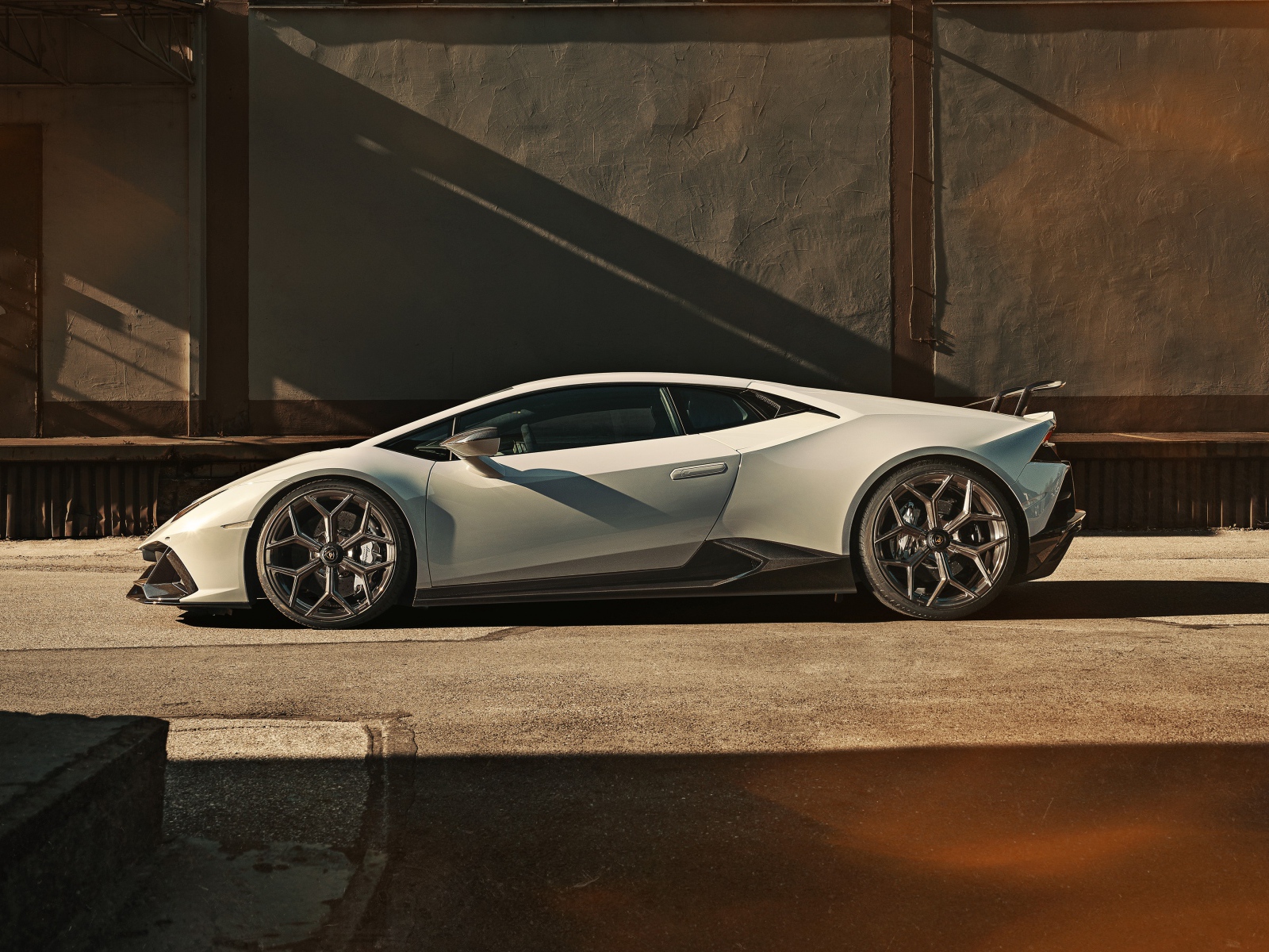 Белый автомобиль  Lamborghini Huracan EVO 2020 года 