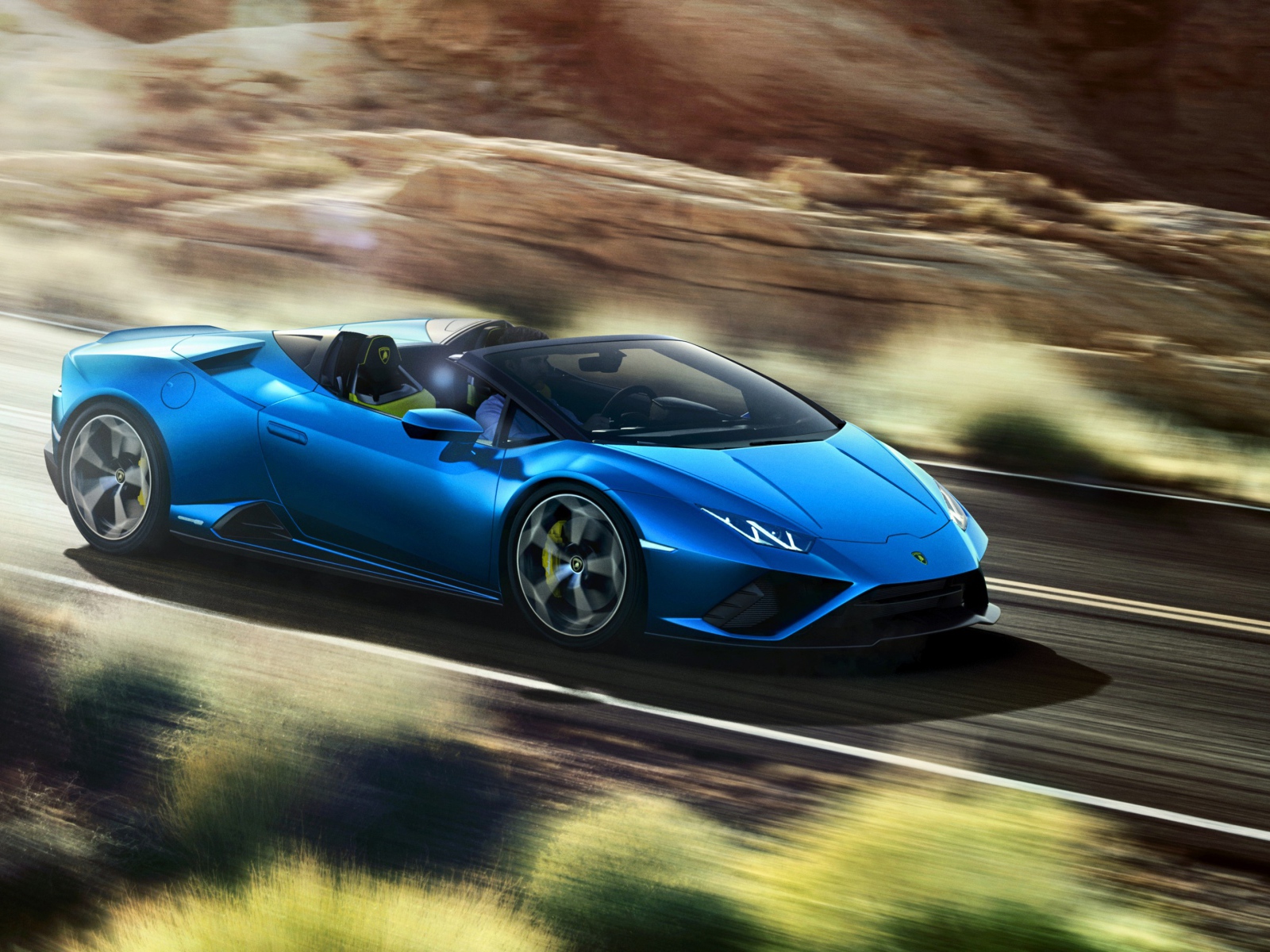 Синий автомобиль Lamborghini Huracan EVO RWD Spyder 2020 года на скорости 