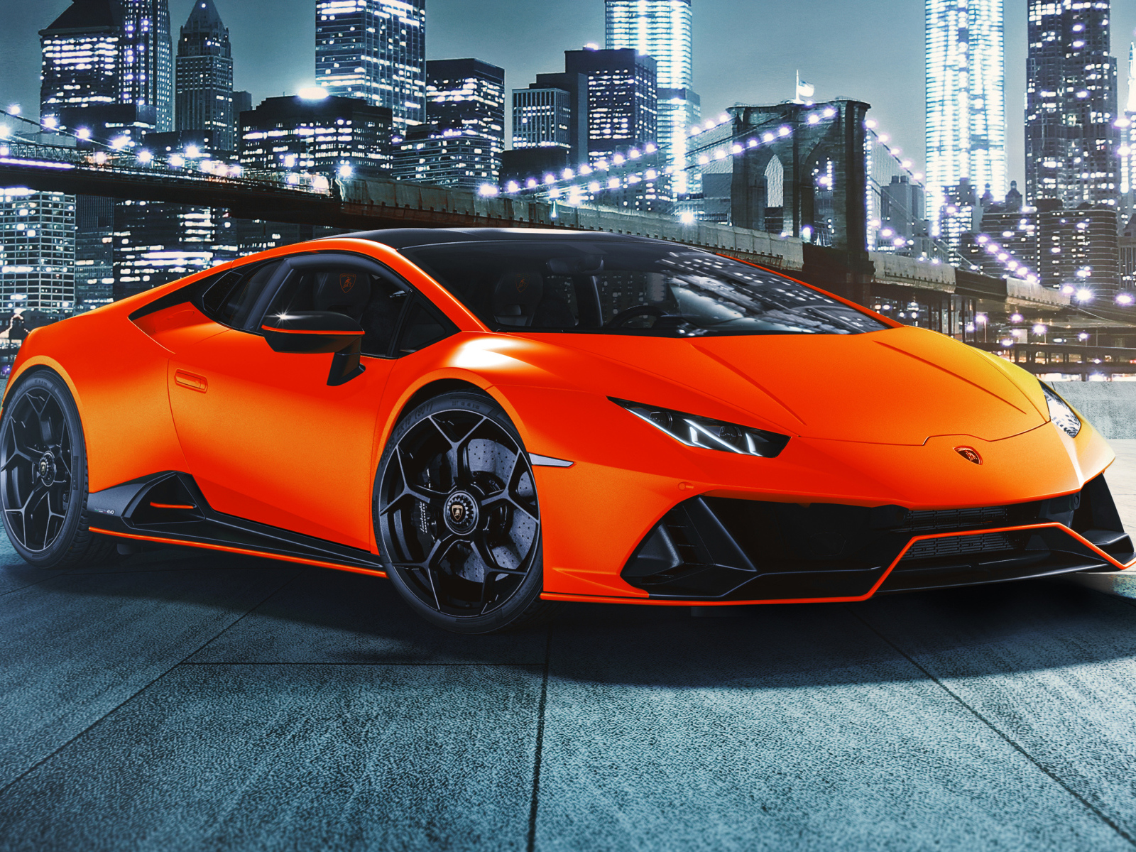 Оранжевый автомобиль Lamborghini Huracán EVO 2021 года на фоне небоскребов