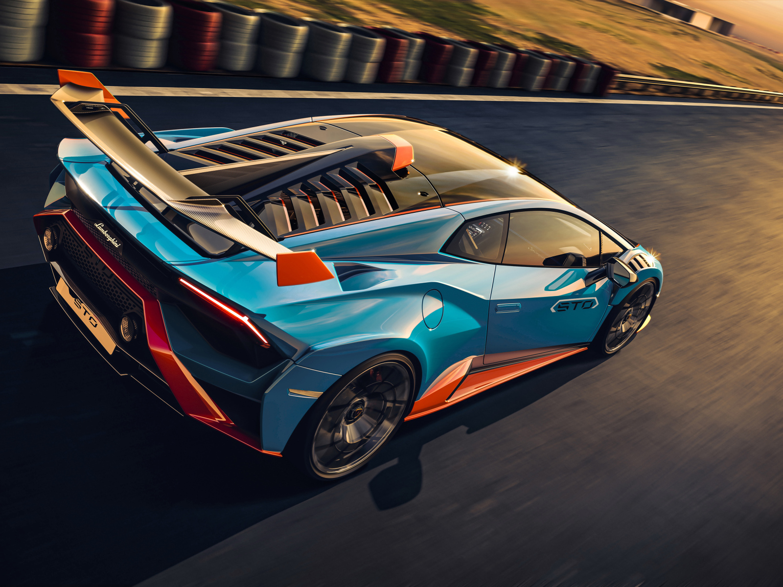 Быстрый автомобиль Lamborghini Huracán STO 2021 года на гоночной трассе