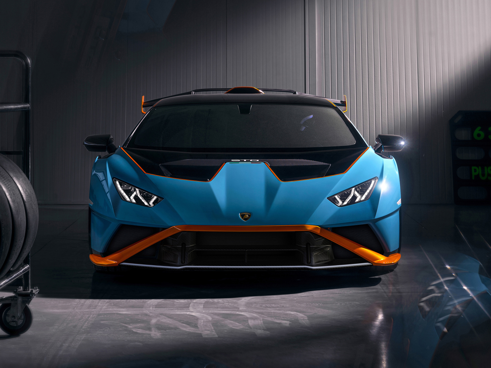 Автомобиль Lamborghini Huracán STO 2021 года вид спереди