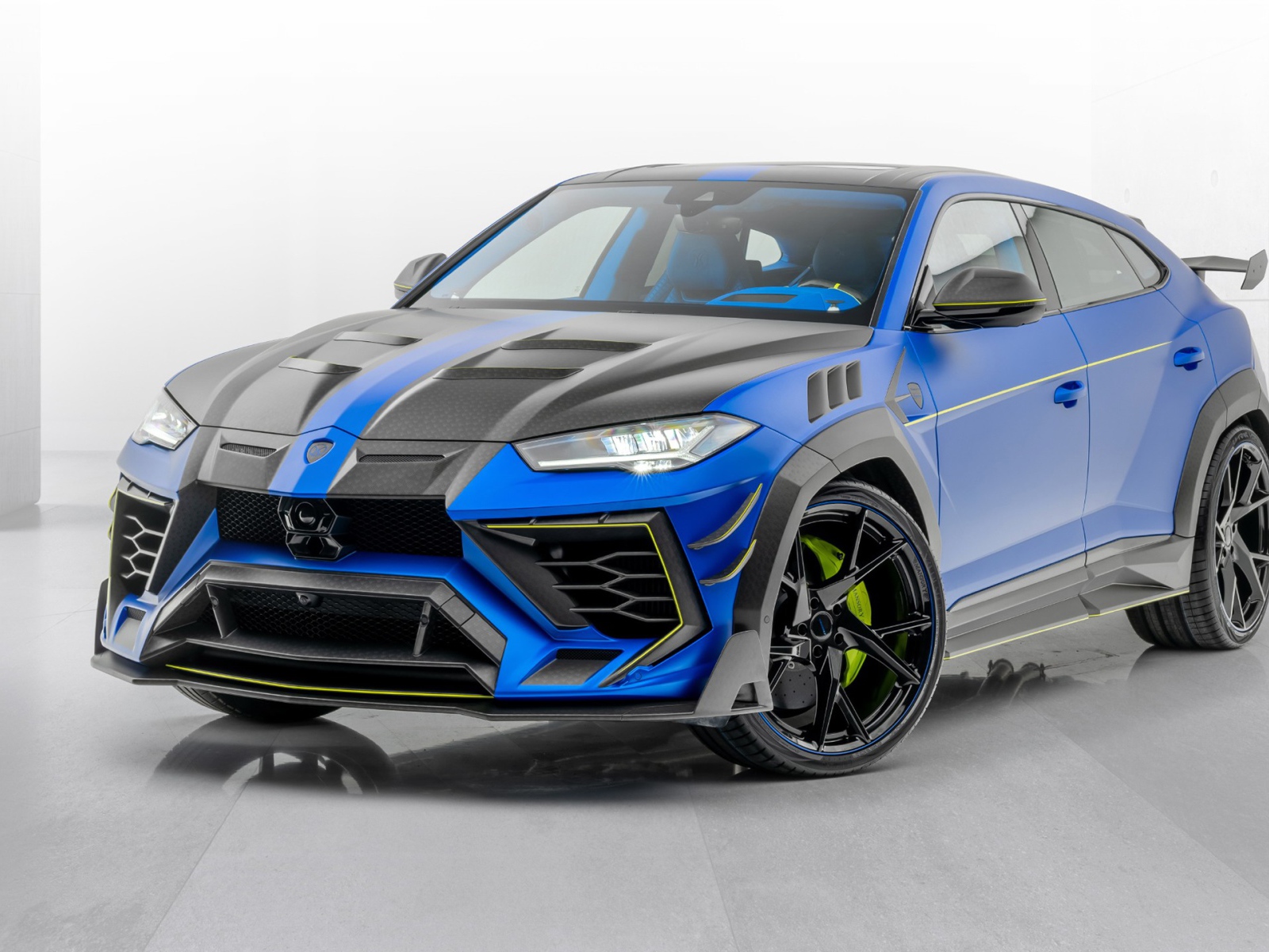 Автомобиль Mansory Lamborghini Urus Venatus 2020 года на сером фоне