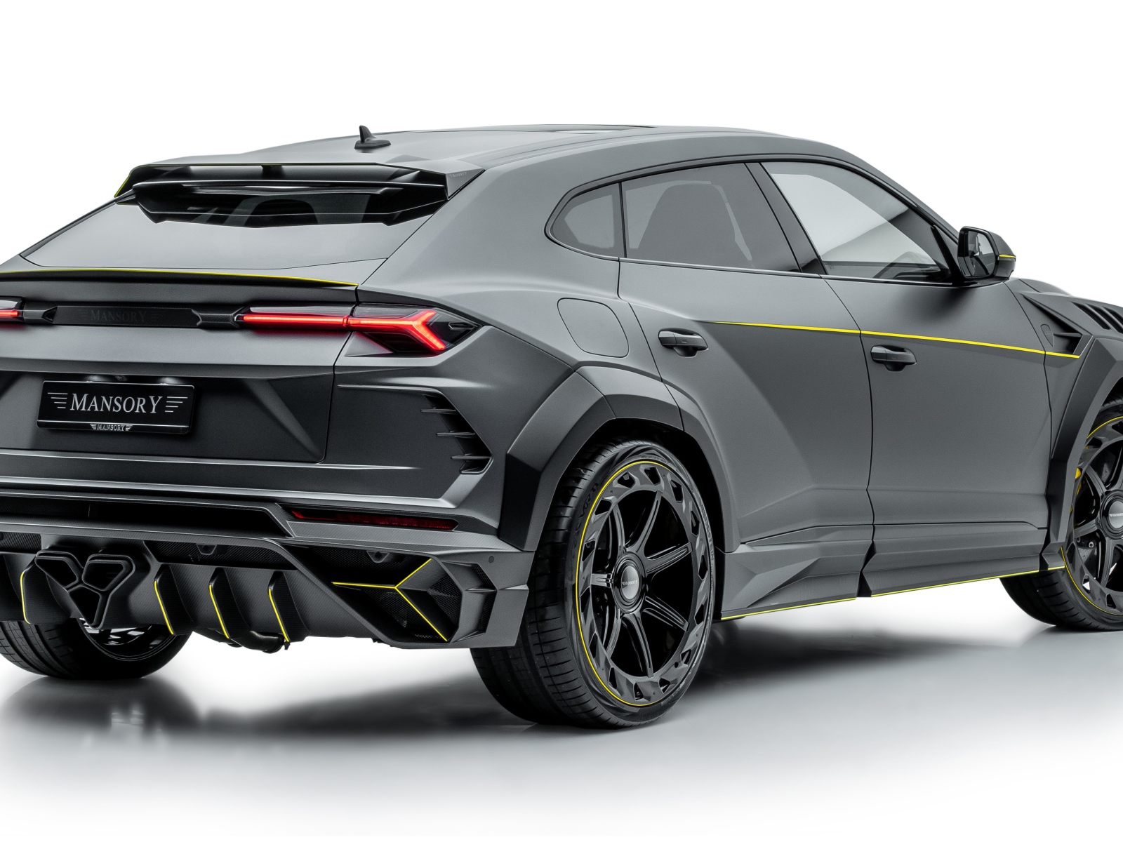 Серый внедорожник Lamborghini Urus 2019 года на белом фоне