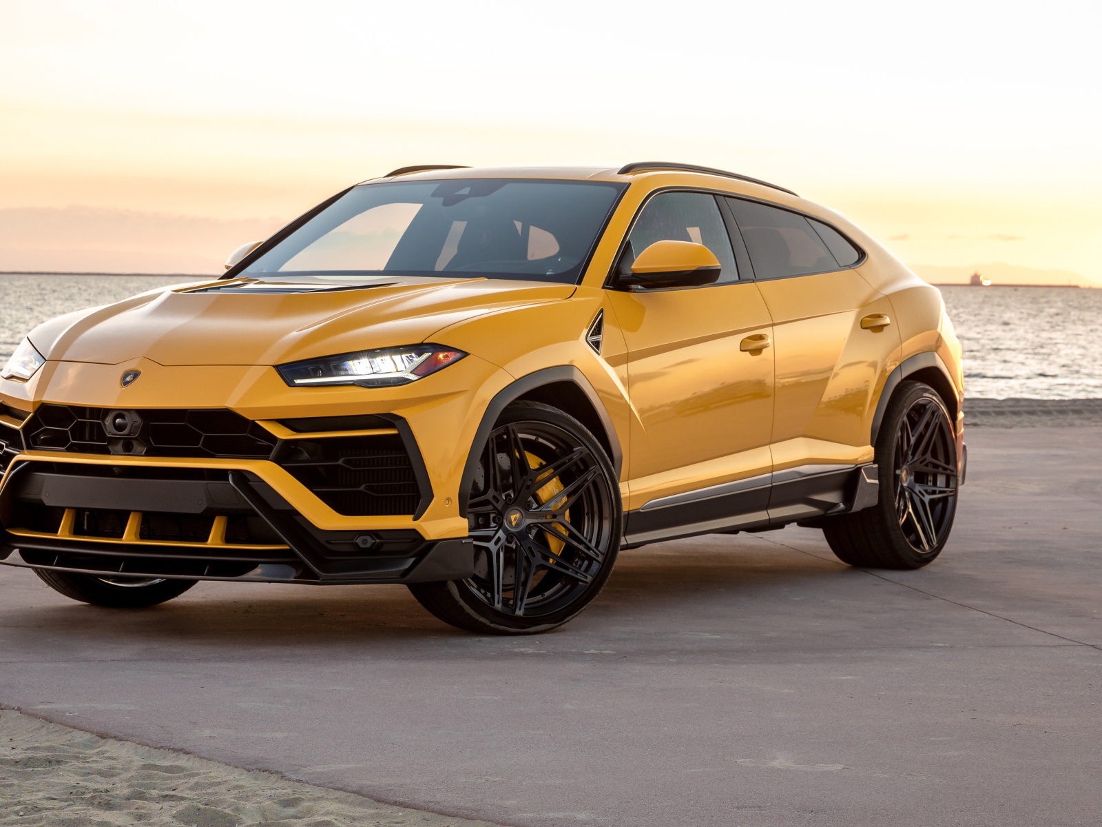 Автомобиль Lamborghini Urus у воды 