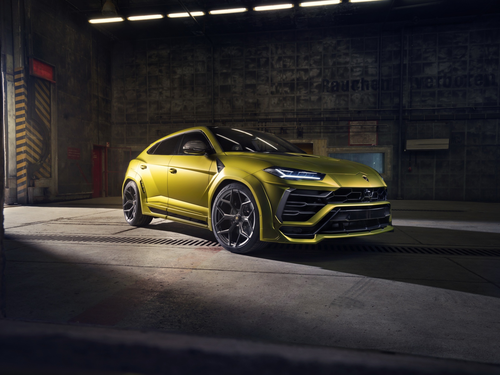 Автомобиль Lamborghini Urus в ангаре 
