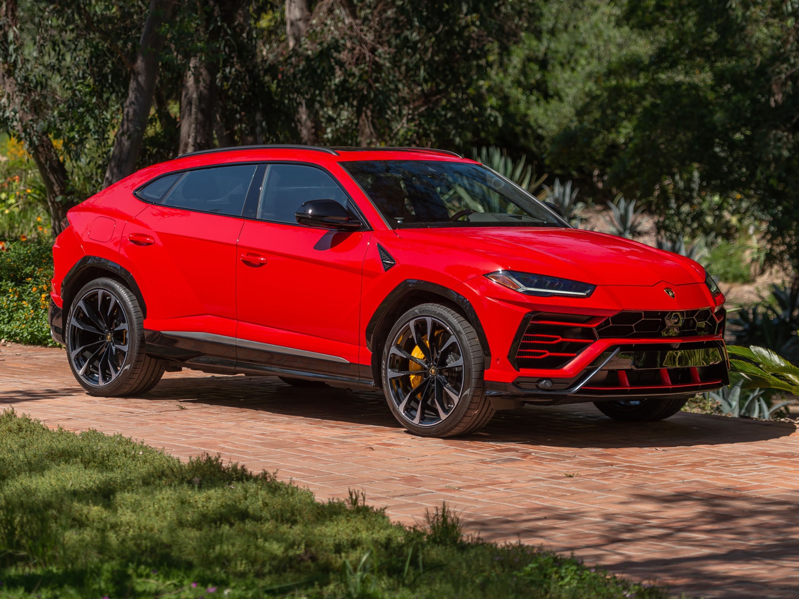 Красный Lamborghini Urus Shiny в парке 