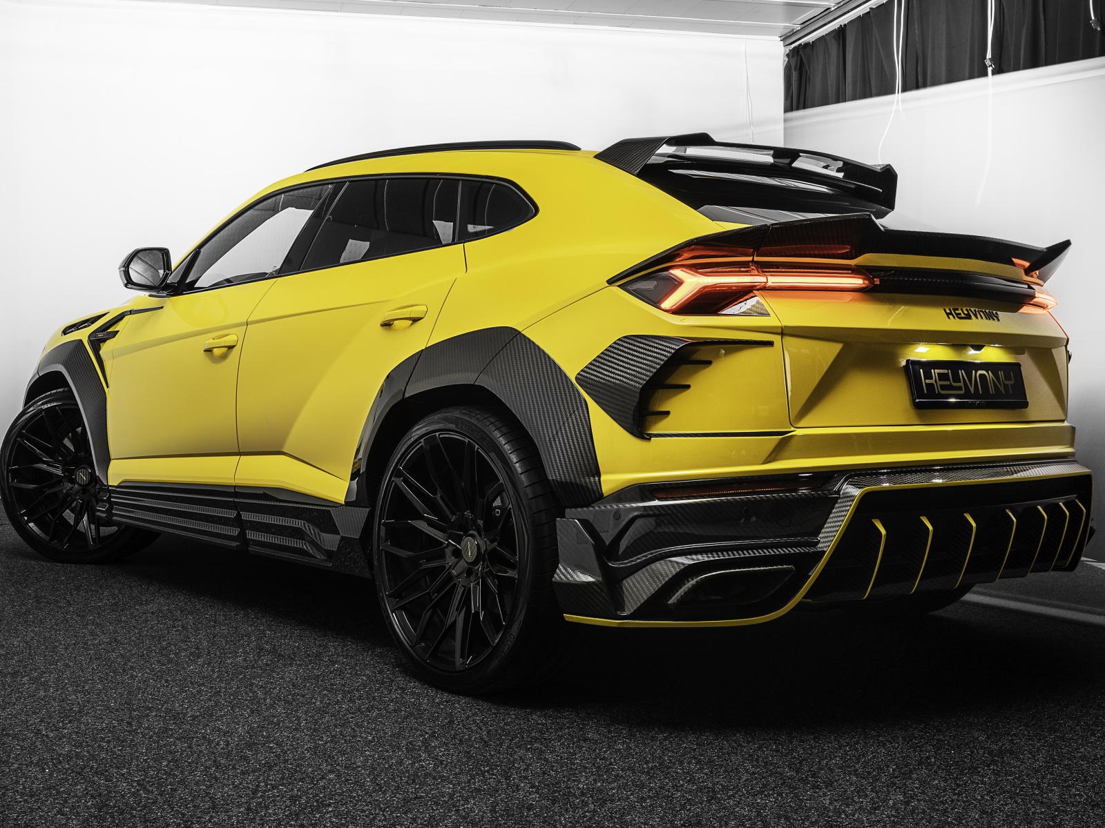 Желтый автомобиль  Lamborghini Keyrus 2020 года вид сзади 