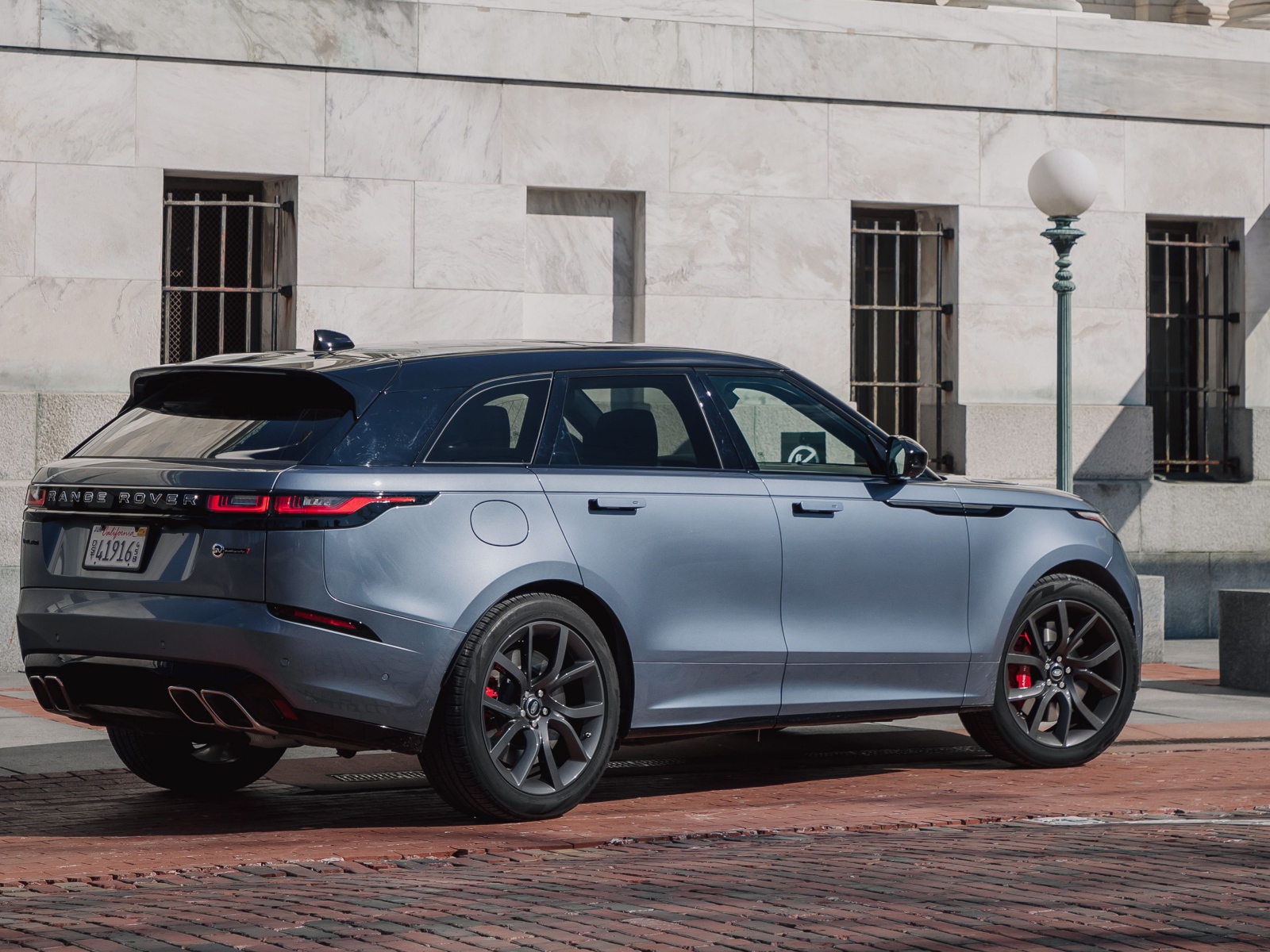 Серебристый автомобиль Range Rover Velar, 2020 года 