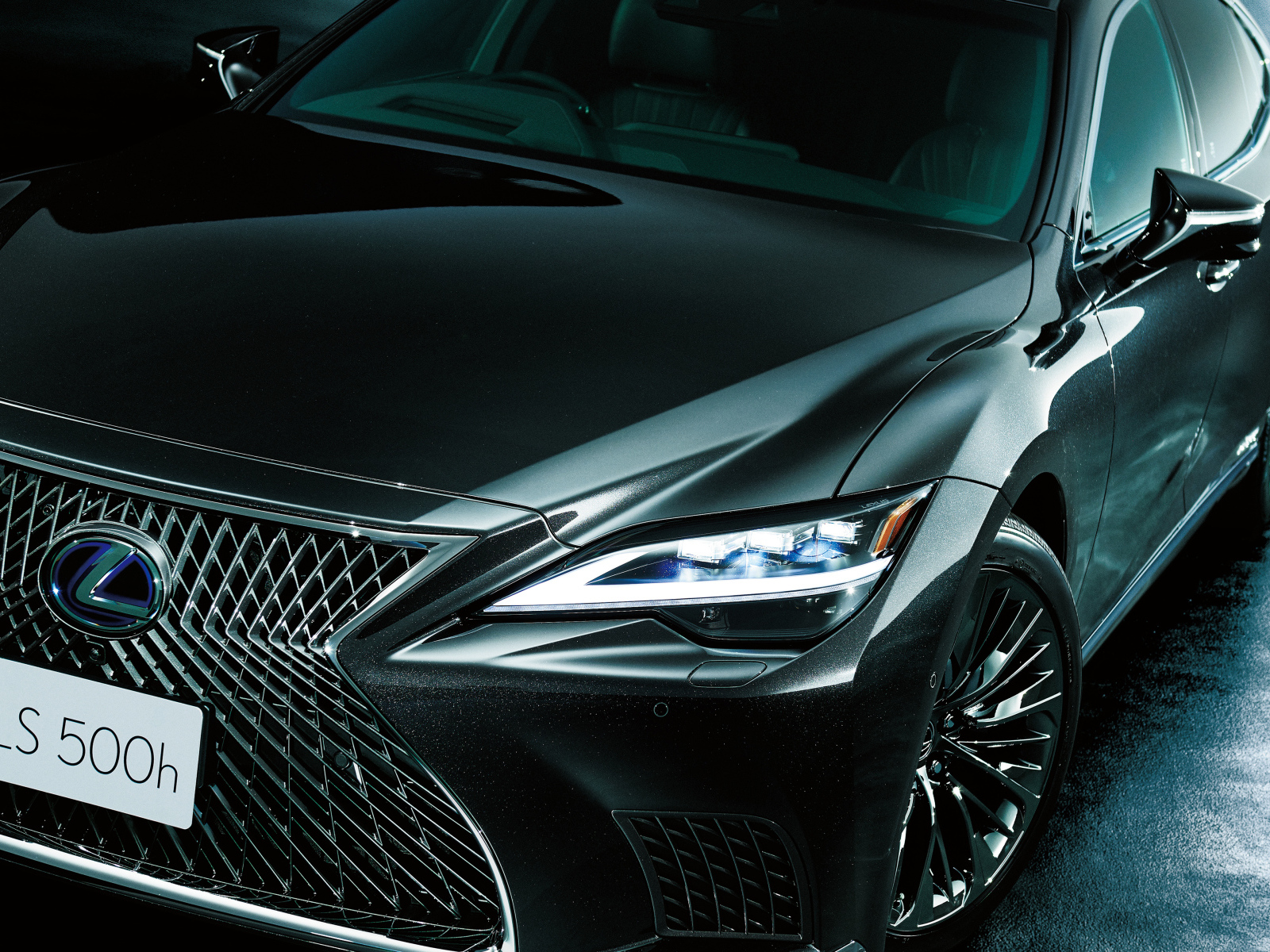 Автомобиль Lexus LS 500h 2021 года крупным планом