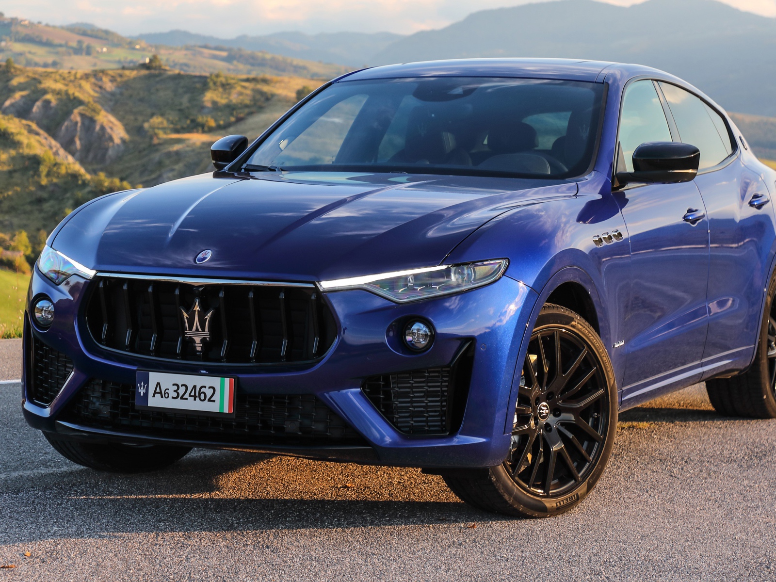 Синий автомобиль Maserati Levante S Q4 GranSport 2020 года 