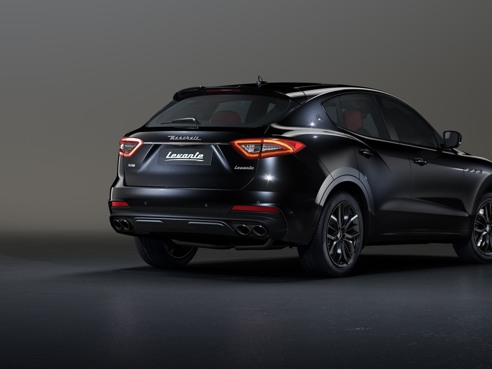 Черный  Maserati Levante S Q4, 2020 года вид сзади