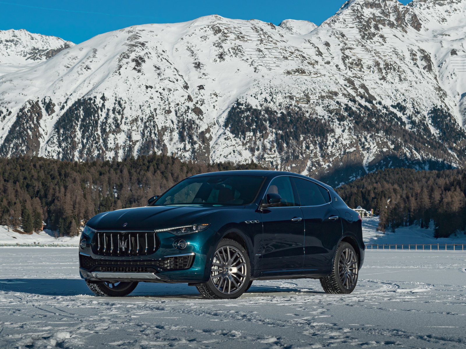 Дорогой автомобиль Maserati Levante GranLusso Royale 2020 года на фоне гор 