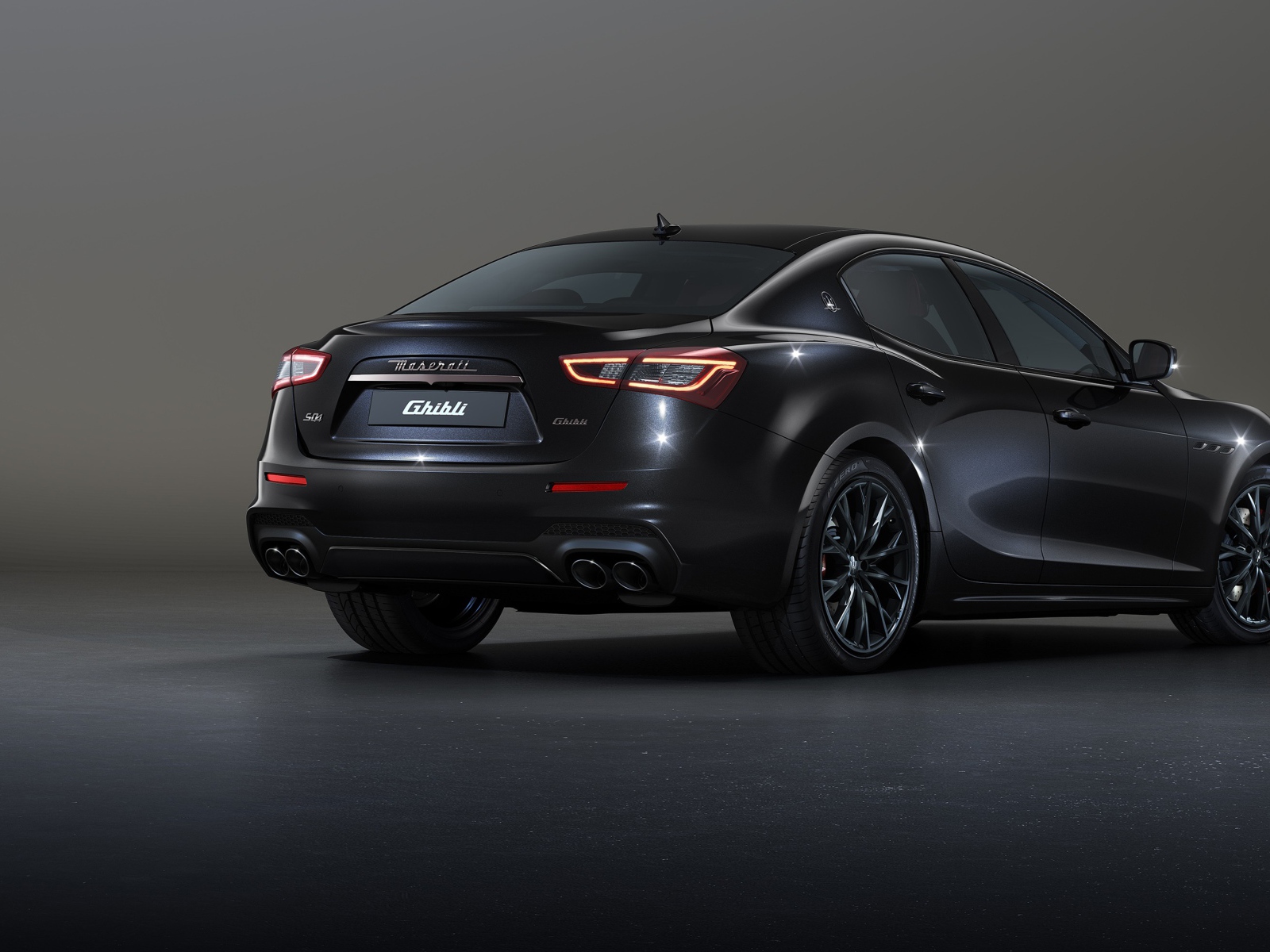 Автомобиль  Maserati Ghibli S Q4 GranSport Edizione Ribelle, 2020 года вид сзади