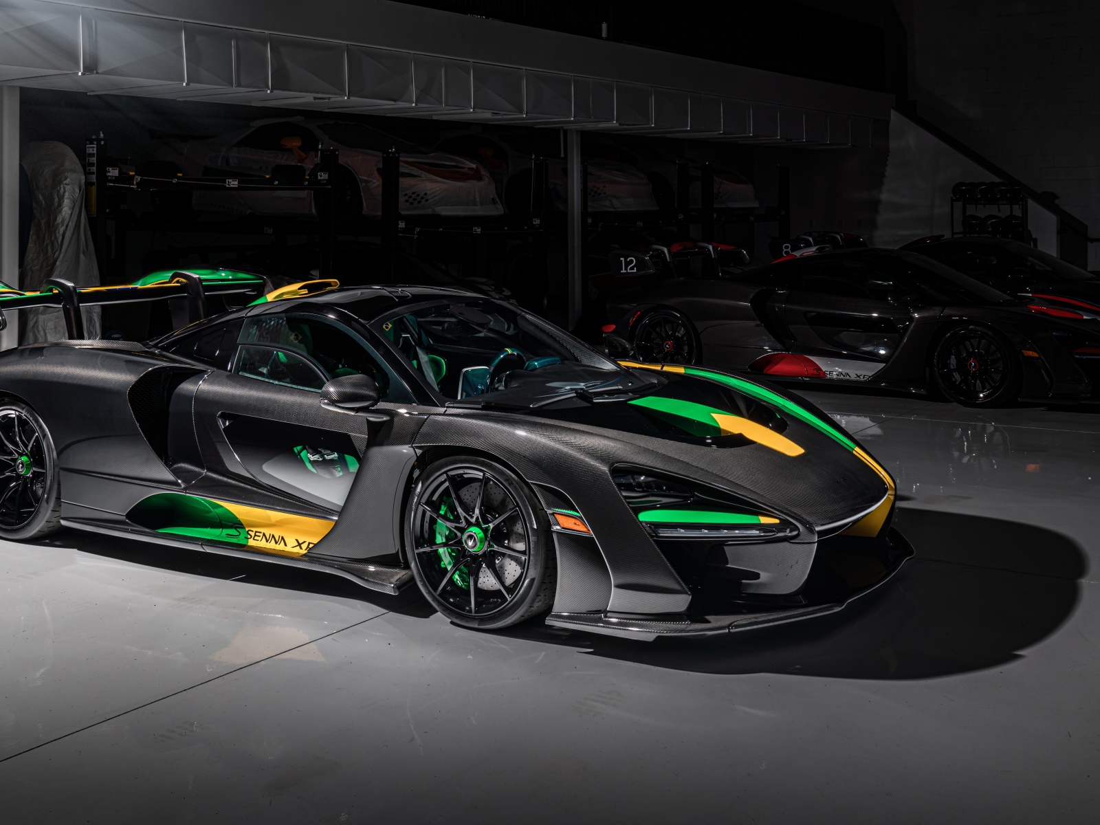 Спортивный автомобиль McLaren Senna XP, 2019 года в гараже
