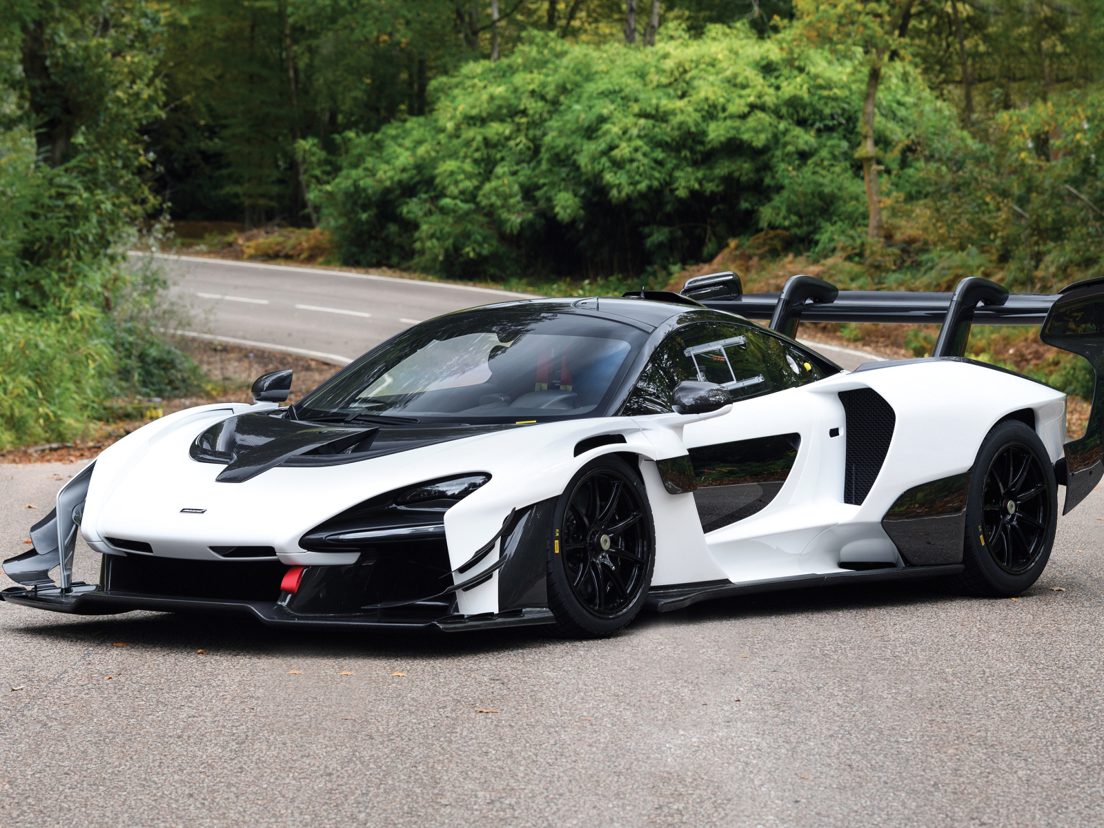 Белый спортивный автомобиль McLaren Senna GTR 2019 года на дороге