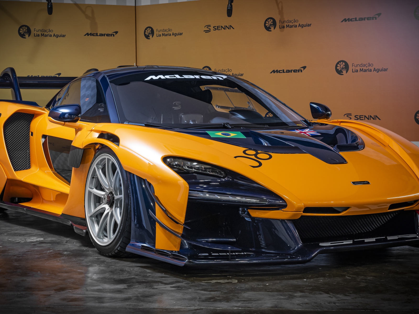 Оранжевый спортивный автомобиль McLaren GTR 2020 года 