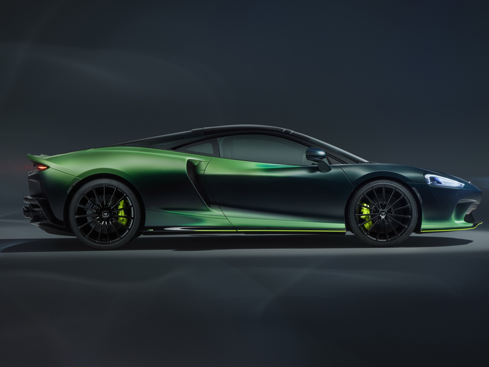 Автомобиль McLaren GT Verdant Theme By MSO 2020 года вид сбоку