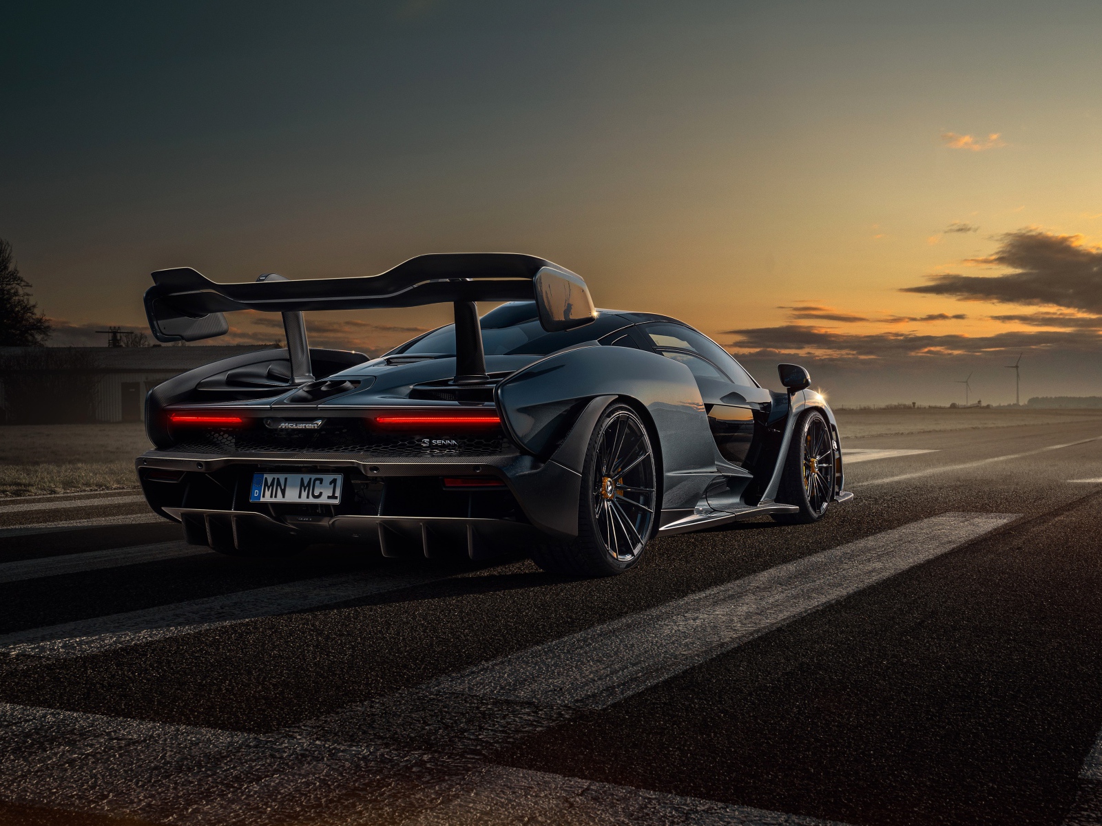 Гоночный автомобиль Novitec McLaren Senna 2020 года на трассе 