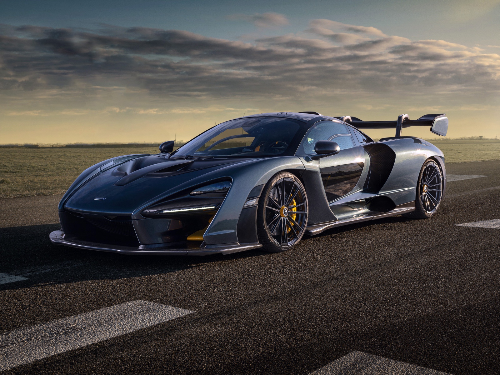 Серебристый гоночный автомобиль Novitec McLaren Senna 2020 года 