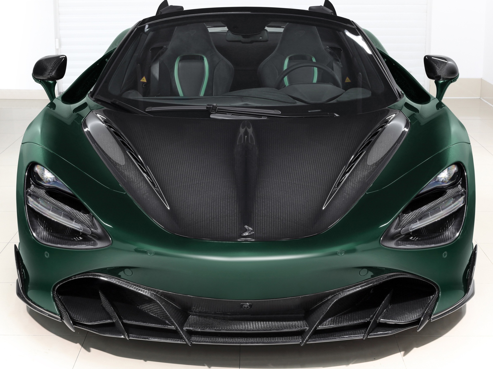 Зеленый автомобиль  McLaren 720S Spider Fury 2020 года вид спереди