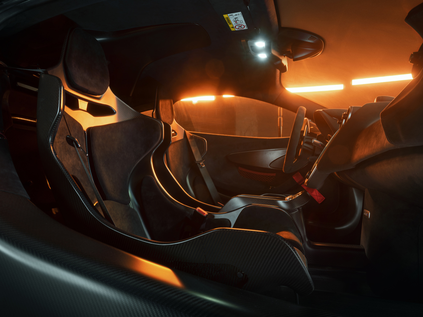 Черный салон автомобиля McLaren 620R 2021 года