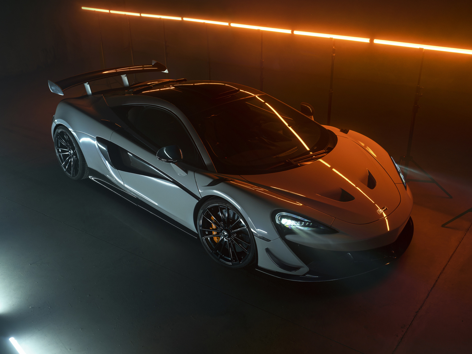 Спортивный автомобиль McLaren 620R 2021 года вид сверху