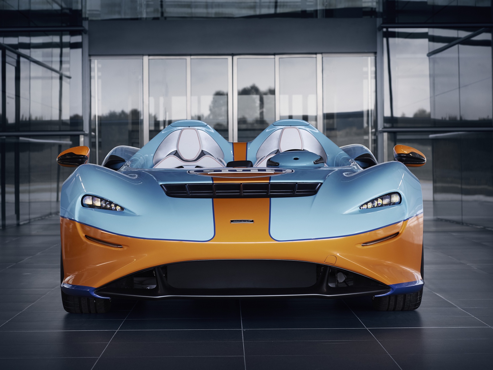 Спортивный автомобиль McLaren Elva Gulf Theme By MSO 2021 года