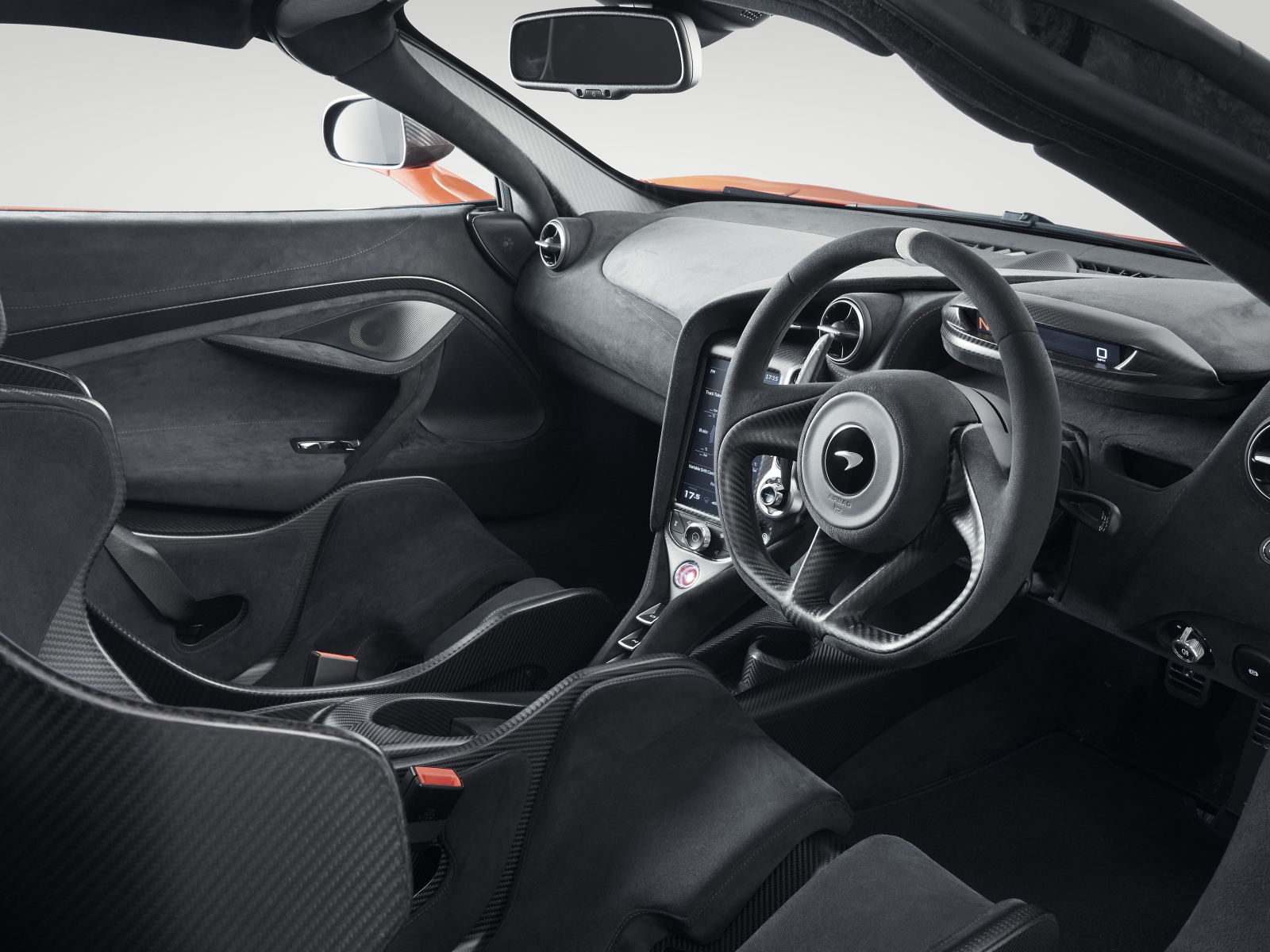 Черный салон автомобиля McLaren 765LT 2020 года 