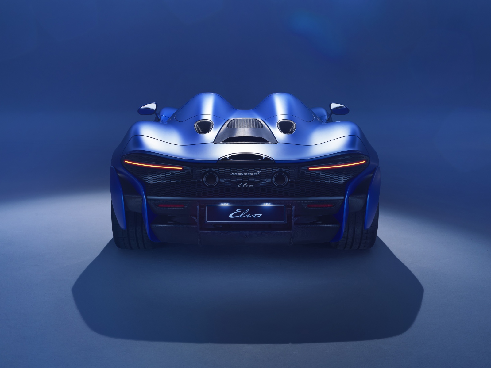 Синий автомобиль McLaren Elva 2020 года вид сзади
