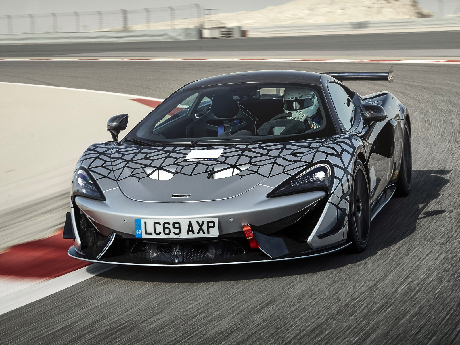 Гоночный автомобиль McLaren 620R на трассе