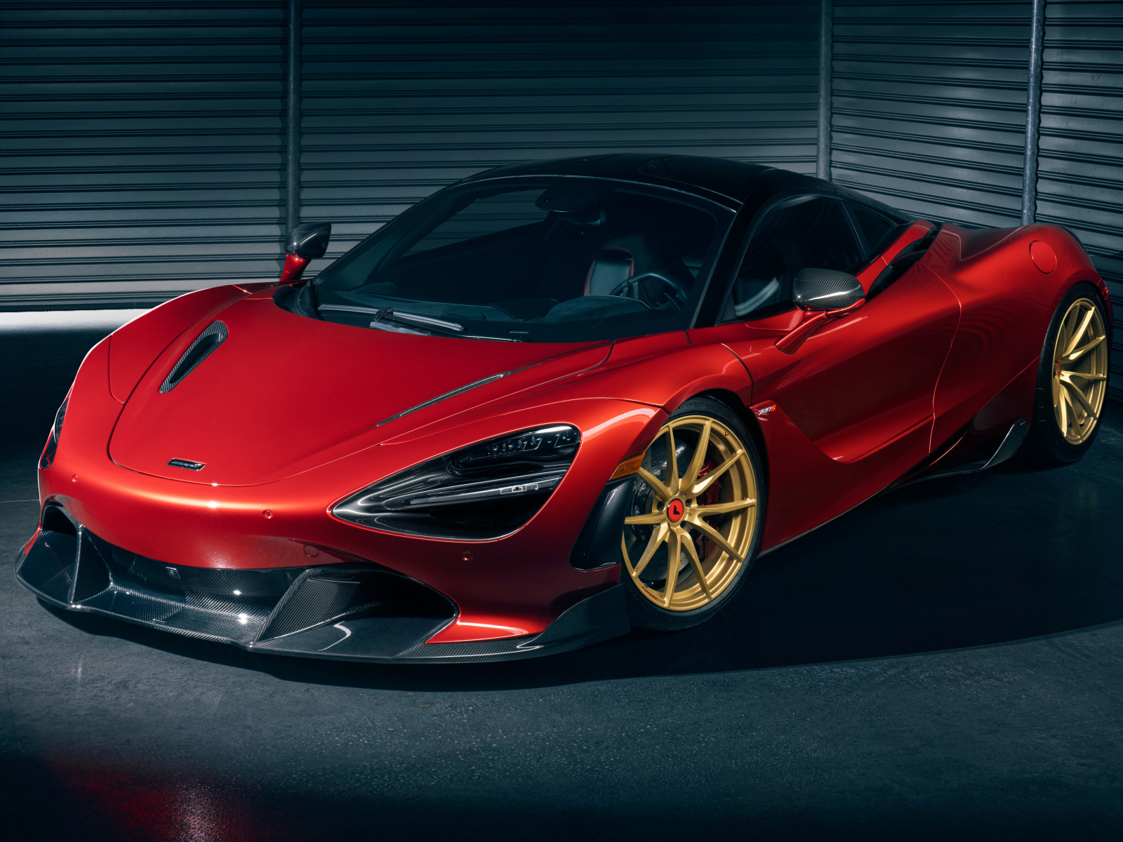 Красный спортивный автомобиль McLaren 720S  в гараже