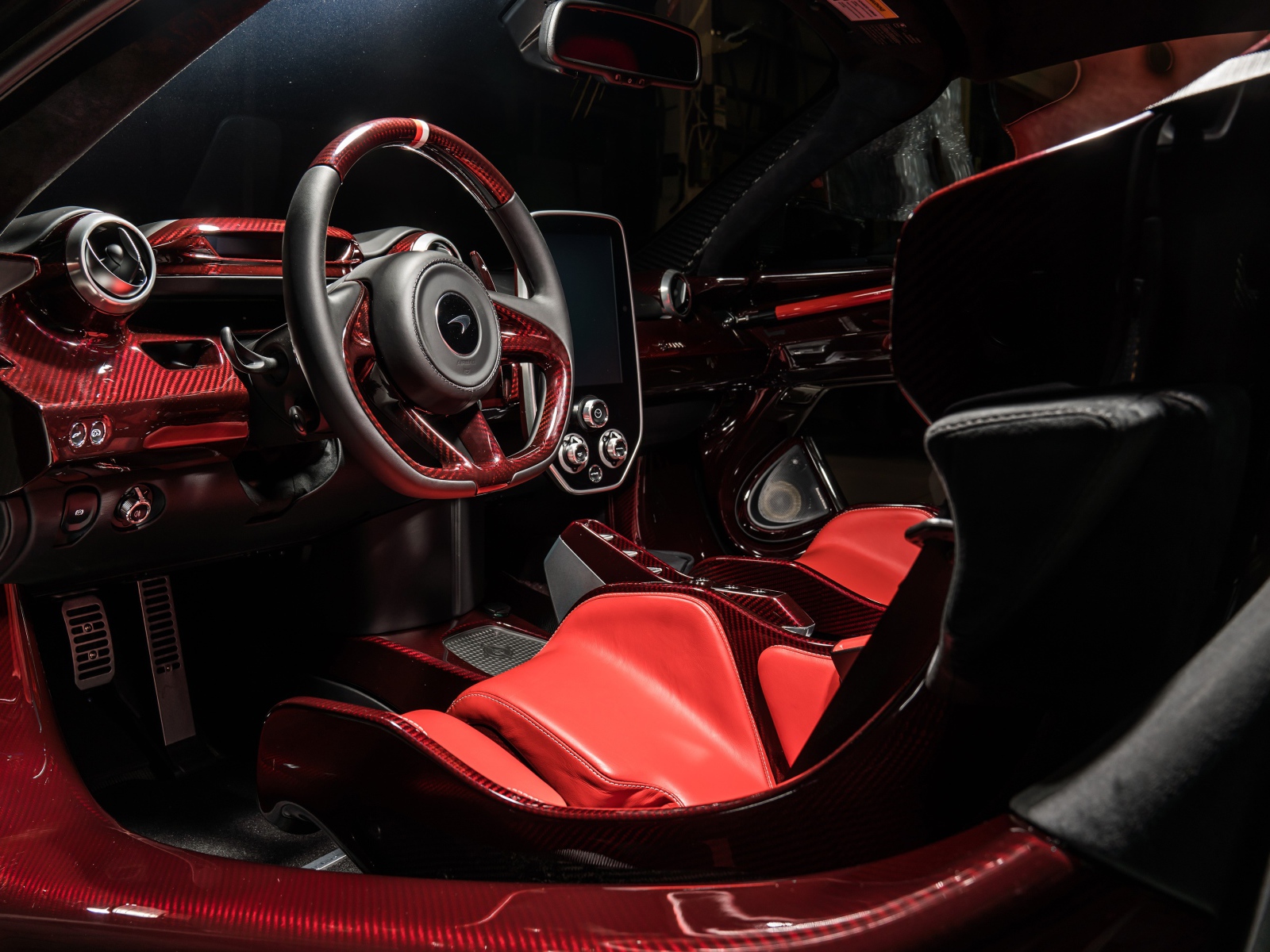 Красный кожаный салон McLaren Senna XP, 2019 года 